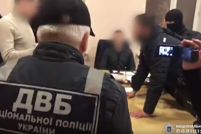 На Днепропетровщине задержали двух граждан за попытку подкупить полицейских