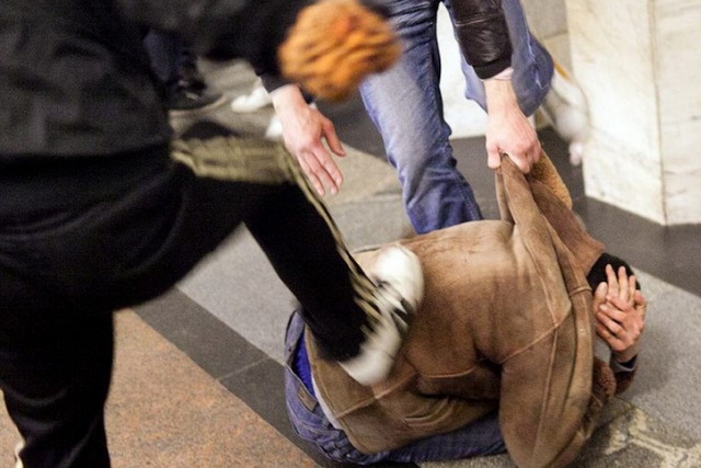 В Днепре напали на курсанта и ударили его ножом