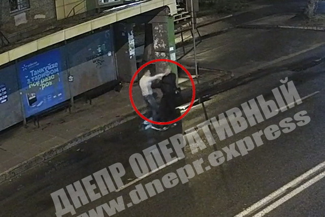 Ударил, ограбил и бросил умирать: в Днепре на Калиновой напали на мужчину (видео момента)