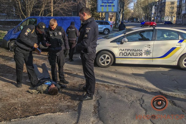 В Днепре мужчину, который напал и ограбил пенсионера, задержал прохожий