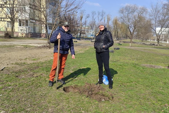 На Левобережном-3 семейная пара создает мини-парк