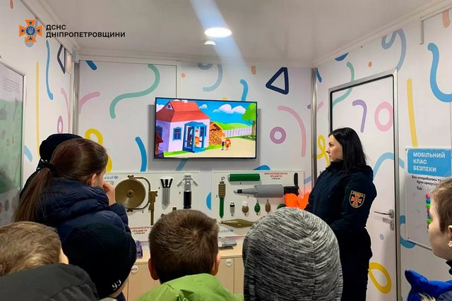 В Днепре мобильный класс безопасности посетил начальную школу