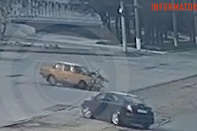 В Днепре на проспекте Богдана Хмельницкого мотоциклист столкнулся с ВАЗ: видео момента