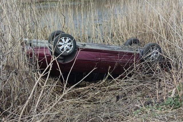 Пьяный водитель Nissan вылетел в кювет и пытался откупиться от ответственности