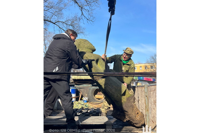В Днепр эвакуировали еще несколько «каменных баб»
