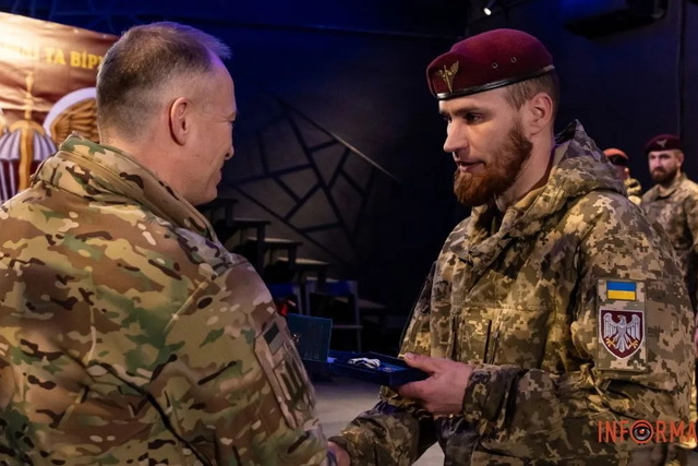 «Его решения позволяли продвигаться вперед и сохранять жизни»: воин Владимир Мироненко из Павлограда получил три знака отличия