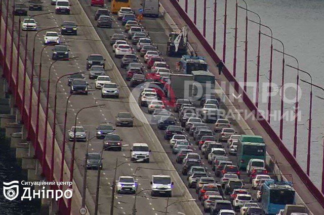 В Днепре на Центральном мосту образовалась масштабная пробка