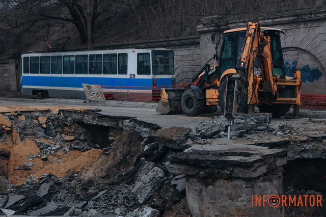 Несколько улиц остались без воды: провал на Пастера в Днепре увеличился, работают коммунальщики