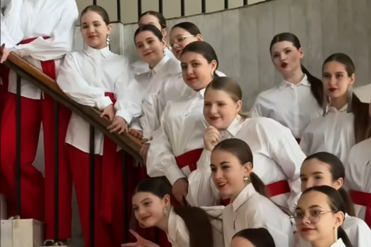 На сцене ДнепрОперы профессиональные артисты выступили вместе с юными талантами