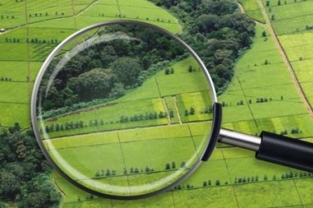 На Днепропетровщине предпринимателю сообщено о подозрении в завладении 8 га земли громады по поддельным документам