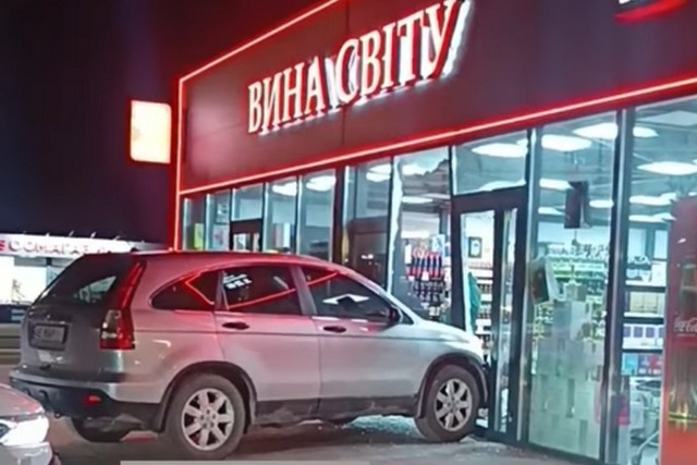 В Днепре на Донецком шоссе авто въехало в магазин, среди пострадавших - ребенок