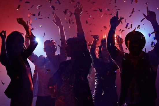 Поліція перевірила розважальний заклад у Дніпрі, на який поскаржилися, що під час комендантської години там проходить вечірка