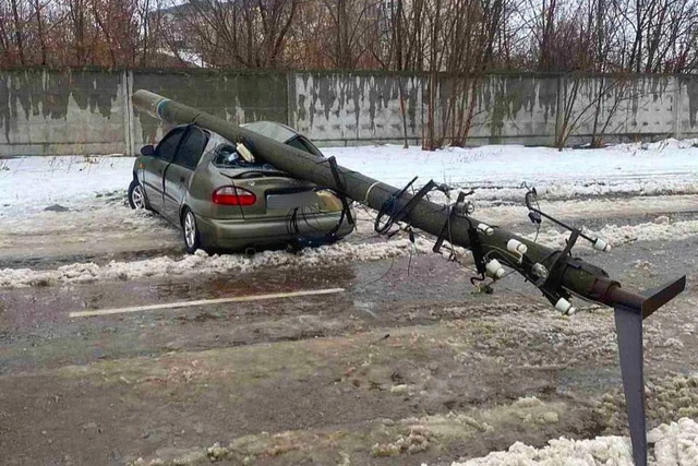 Ілюстративне фото. У Дніпрі власнику авто виплатять 200 тис грн через падіння бетонного стовпа