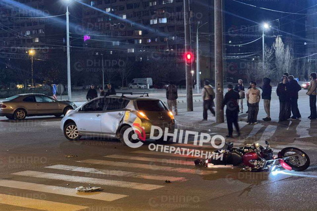 У Дніпрі на просп. Героїв внаслідок ДТП авто «відлетіло» в мотоцикл