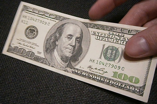 Чи варто сьогодні купувати долар в Україні: нові поради експертів