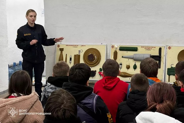 У Дніпрі фахівці ДСНС навчали школярів протимінної просвіти із залученням мобільного класу мінної безпеки