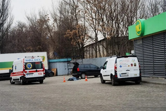В Днепре на АЗС WOG на улице Черных Запорожцев мужчину нашли мертвым: что известно