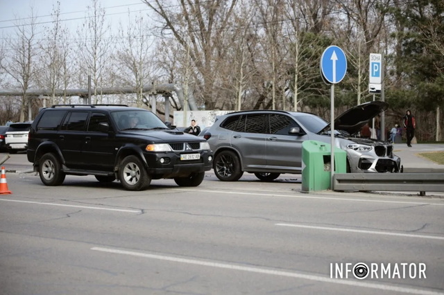 У Дніпрі на Набережній Перемоги зіткнулись Mitsubishi та BMW: остання знесла дорожні стовпчики