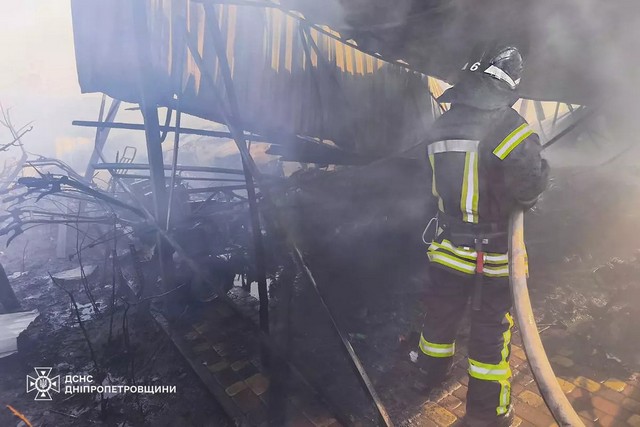 Чрезвычаники ликвидировали масштабный пожар в Днепровском районе