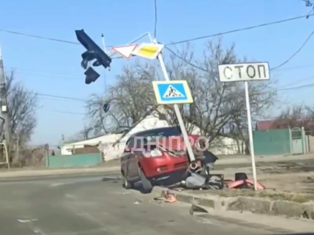 У Дніпрі на Київській машина врізалась у стовп: пошкоджено світлофор