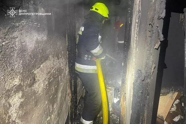 На пожежі на пр. Поля врятували жінку