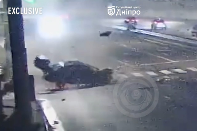 Перекрутило несколько раз и разорвало на куски: в Днепре на Набережной Заводской автомобиль влетел в отбойник, забор и столб, видео момента