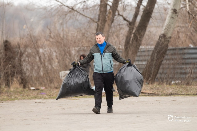 На Набережній Перемоги прибрали територію від сміття поруч із річкою