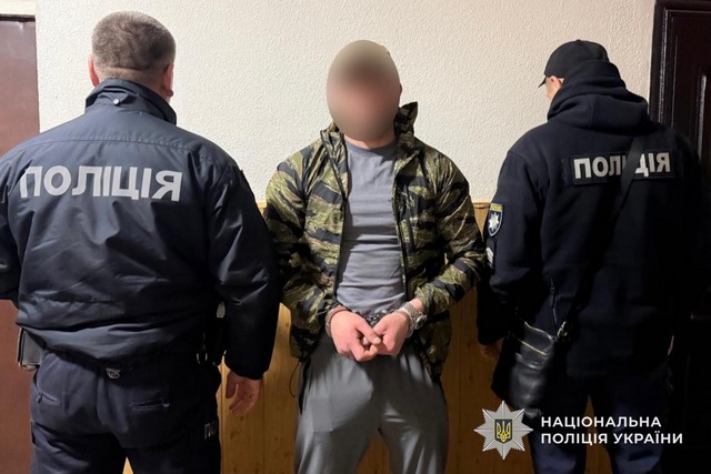 На Днепропетровщине полицейские задержали мужчину, который незаконно хранил оружие и боеприпасы