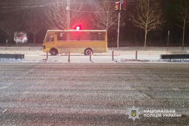 Проехал на красный и сбил двух пешеходов: в Днепре водителя маршрутного такси будут судить за нарушение ПДД