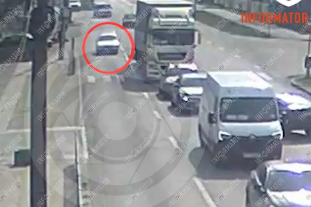 Видео момента ДТП: в Днепре на Набережной Победы столкнулись два автомобиля – один из них отбросило в забор