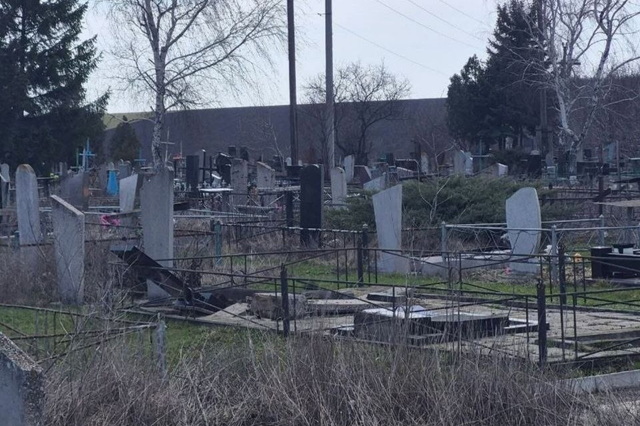 На Днепропетровщине дети разбили дестяки могил на кладбище: Полиция открыла уголовное производство