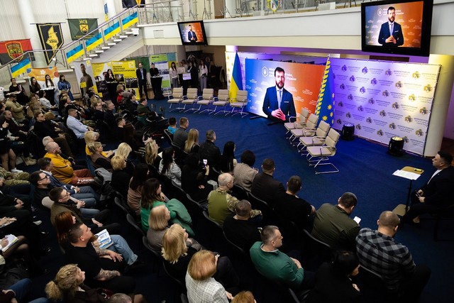 У Дніпрі для ветеранів, переселенців та людей з інвалідністю провели форум з працевлаштування та «Ярмарок вакансій»