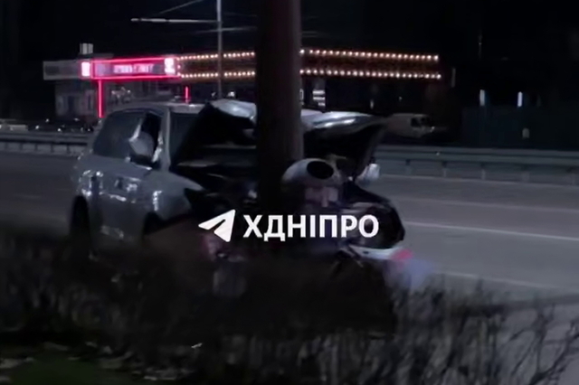 В Днепре на Набережной Победы водитель Lexus врезался в столб и скрылся с места аварии
