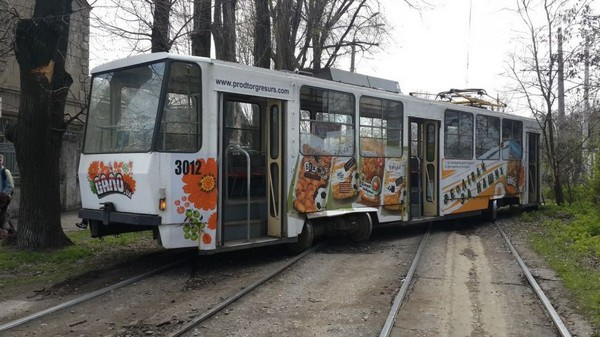 В Днепропетровске трамвай №1 сошел с рельсов