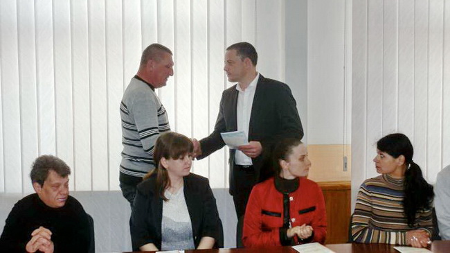 Мэр Каменского вручил ордера на квартиры