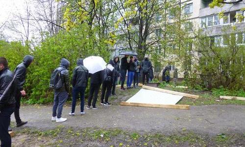 На ж/м Тополь-2 вырубают сквер для строительства высотки