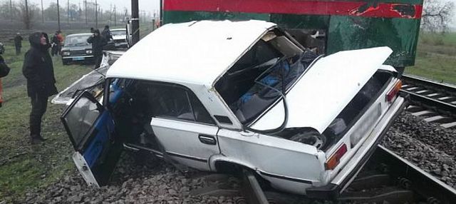 Под Кривым Рогом автомобиль врезался в поезд, есть жертвы