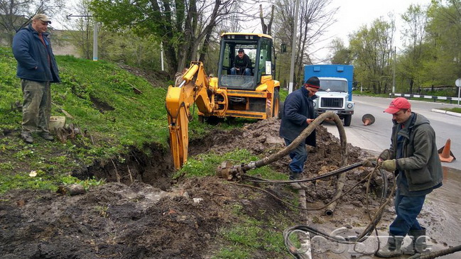 «Горводоканал» оперативно устранил аварию водопровода на улице Тритузной в Каменском