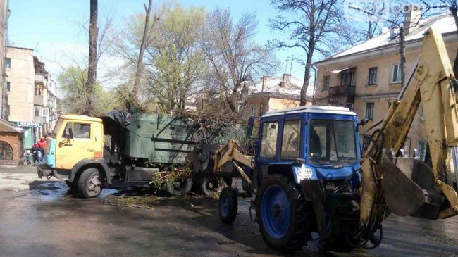 В Каменском продолжают убирать поваленные деревья