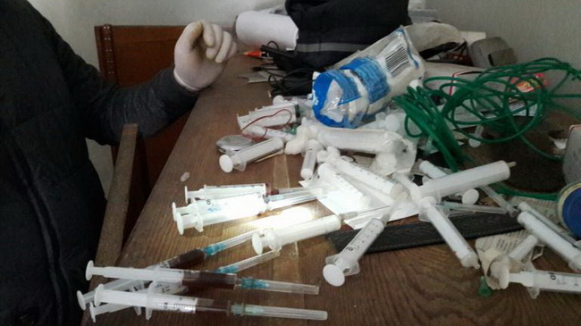 В Каменском провели обыск у семьи наркоторговцев