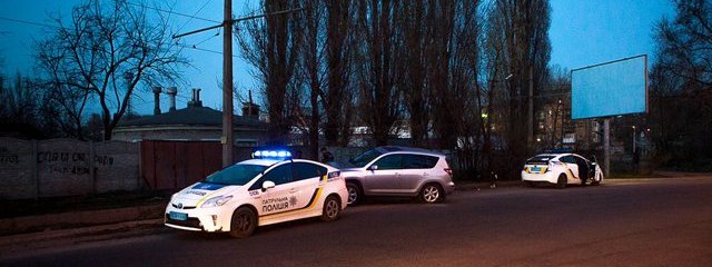 В Днепре пьяный водитель врезался в дерево и пытался напасть на патрульных