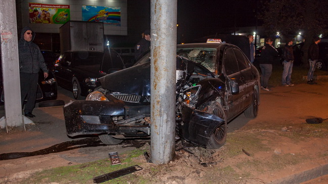 На проспекте Хмельницкого автомобиль такси влетел в столб: есть пострадавшие