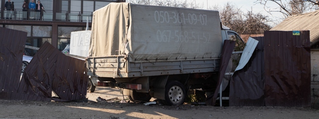 В Днепре из-за столкновения с Mitsubishi, ГАЗель задела Kia и въехала в забор
