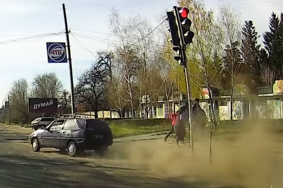 Люди успели разбежаться: в Никополе водитель чуть не повторил «подвиг» Зайцевой