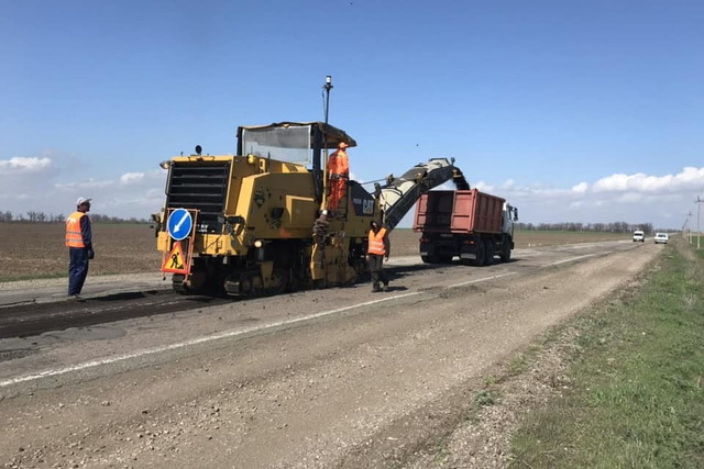 На ремонт доріг у Дніпропетровській, Хмельницькій і Закарпатській областях впродовж двох років неефективно використано 410,3 млн грн