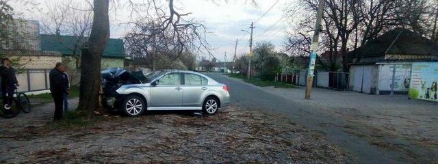 В Днепре на Игрени Peugeot на скорости «влетел» в дерево: двоих забрала скорая