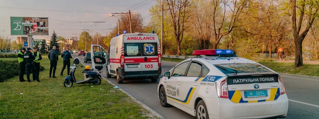 В Днепре на Победе женщина с 5-летним ребенком на мопеде врезалась в авто