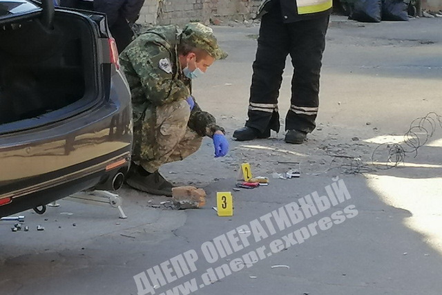 В Днепре перекрыли улицу Ярослава Мудрого: нашли взрывоопасное устройство на машине