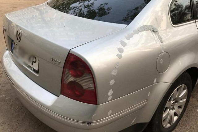 В Днепре хулиганы снова облили кислотой около 20 машин