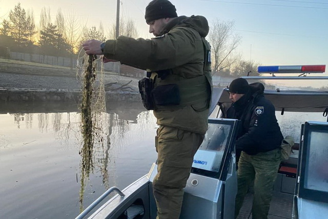 Під час патрулювання на воді поліцейські Дніпра виявили понад 900 метрів рибальських сіток